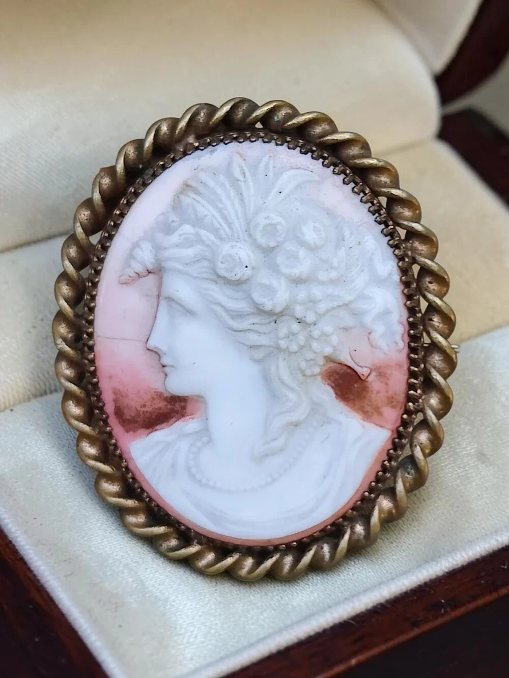 Antique Victorian Left Facing Cameo Brooch